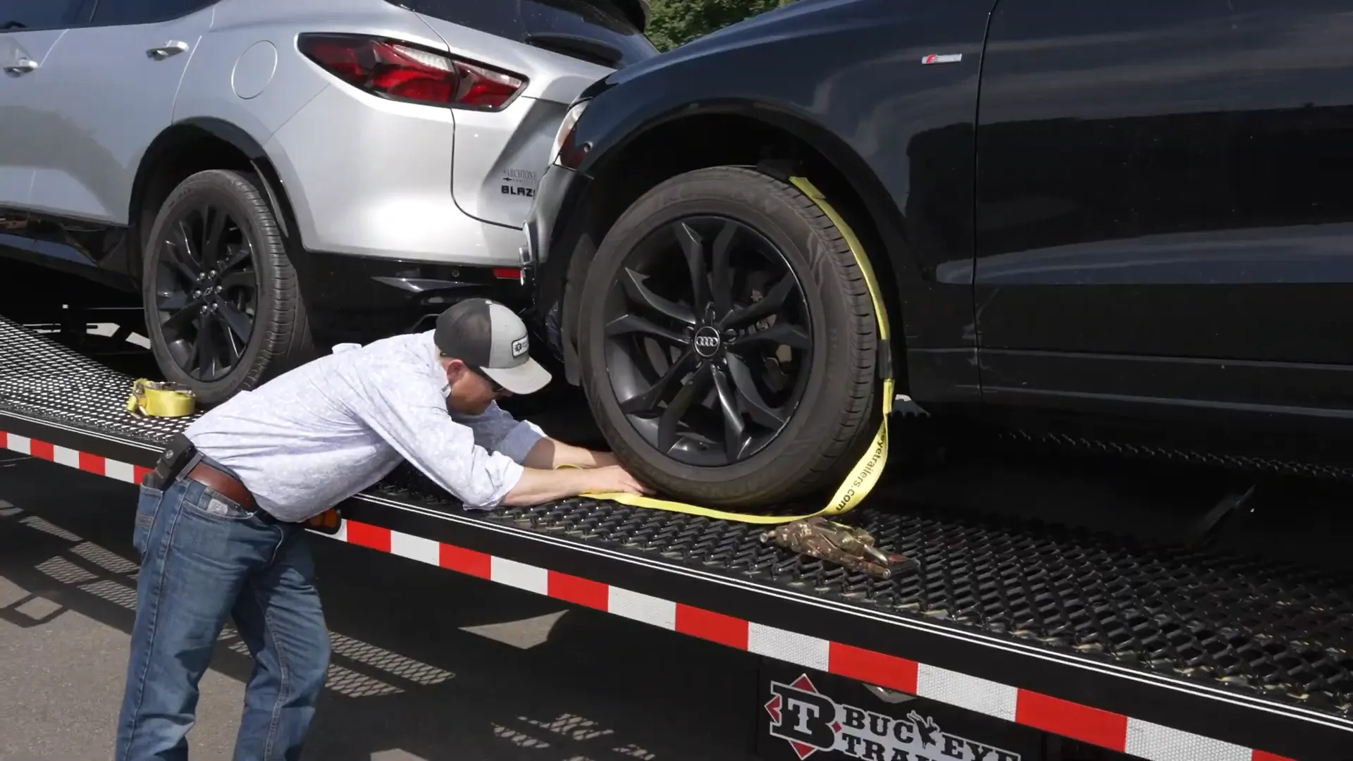 Asegurando una SUV con correas en la plataforma de un car hauler Buckeye